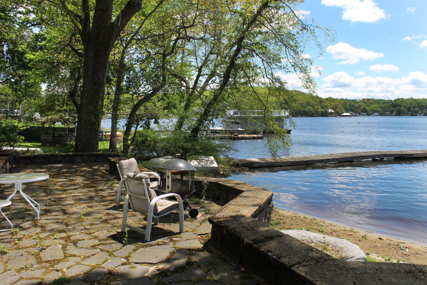 Lakeside patio Imagine relaxing next to the beach. - photo 7