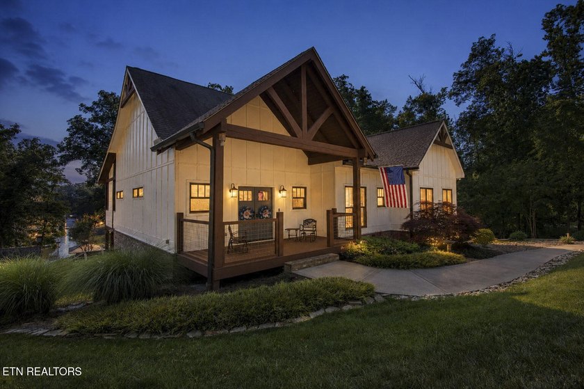 Lake Living on Watts Bar. This custom-built craftsman style home - photo 3