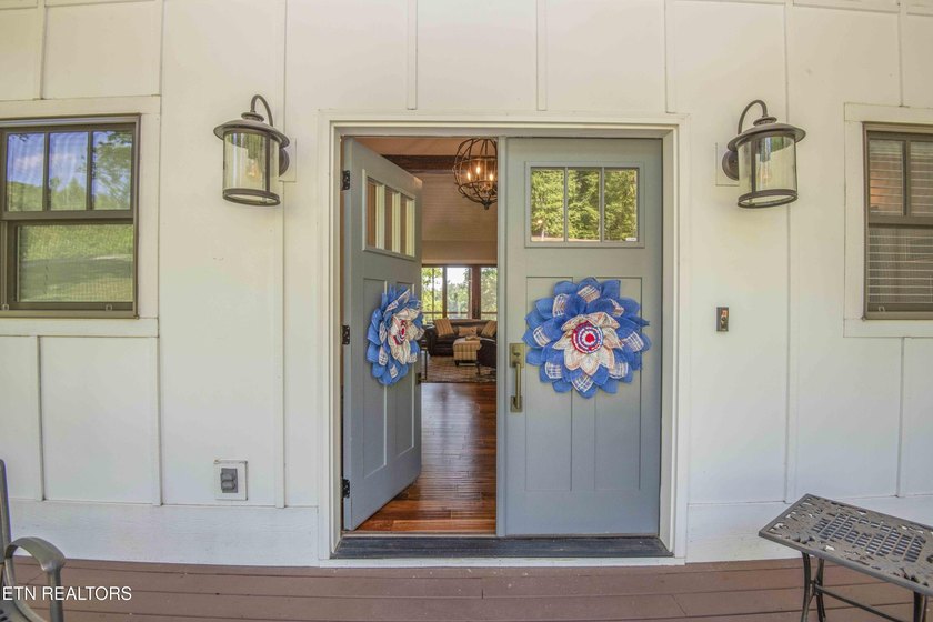 Lake Living on Watts Bar. This custom-built craftsman style home - photo 5