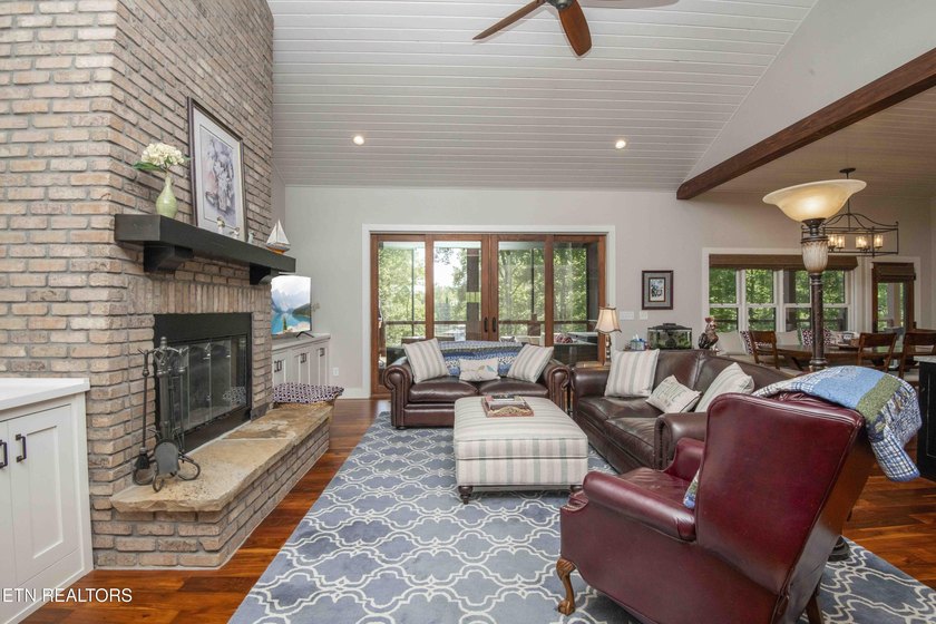 Lake Living on Watts Bar. This custom-built craftsman style home - photo 6