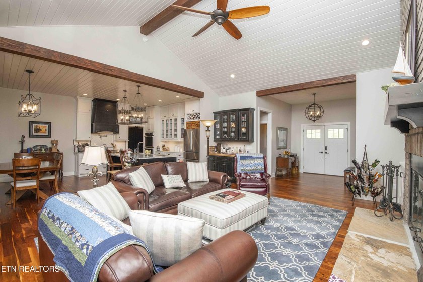 Lake Living on Watts Bar. This custom-built craftsman style home - photo 7