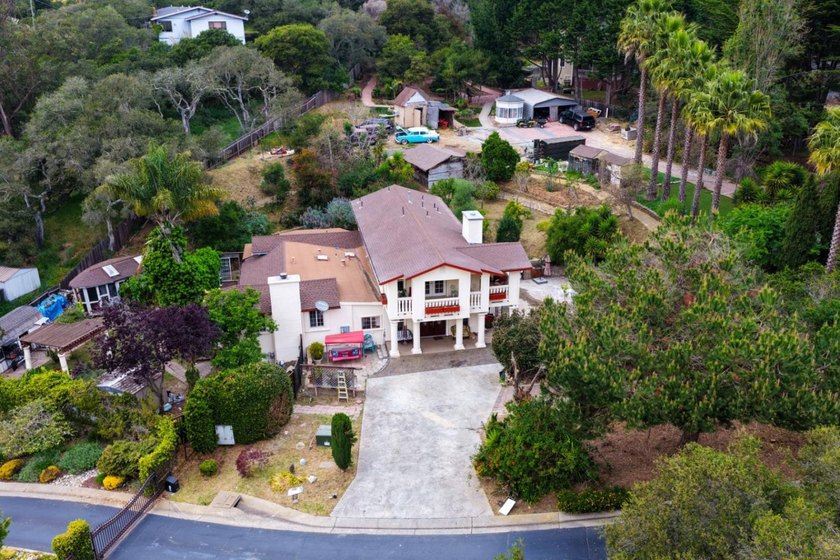 Welcome to this spacious 3-bedroom, 3-bathroom home located in - photo 2