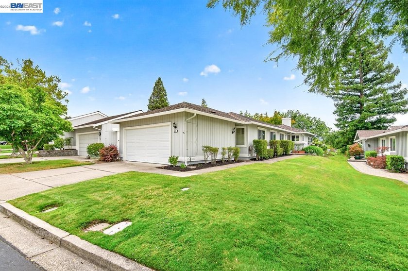 Contemporary Living on the Fairway at Crow Canyon Country Club! - photo 3