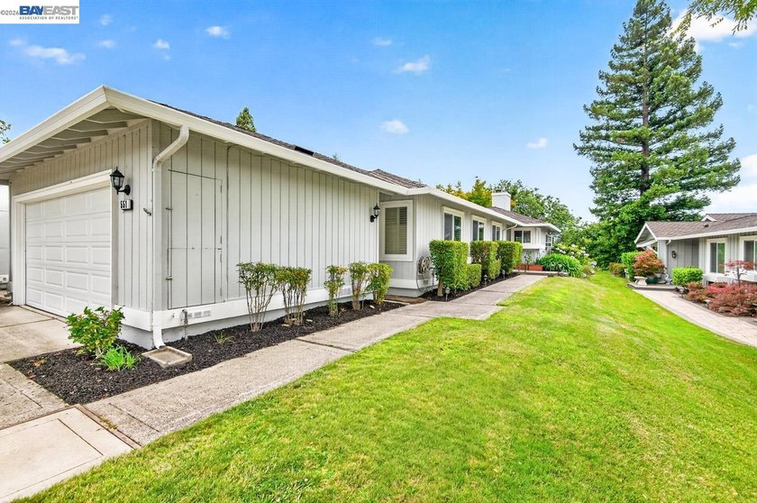 Contemporary Living on the Fairway at Crow Canyon Country Club! - photo 4