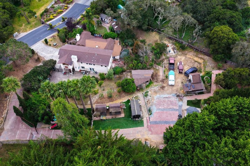 Welcome to this spacious 3-bedroom, 3-bathroom home located in - photo 4