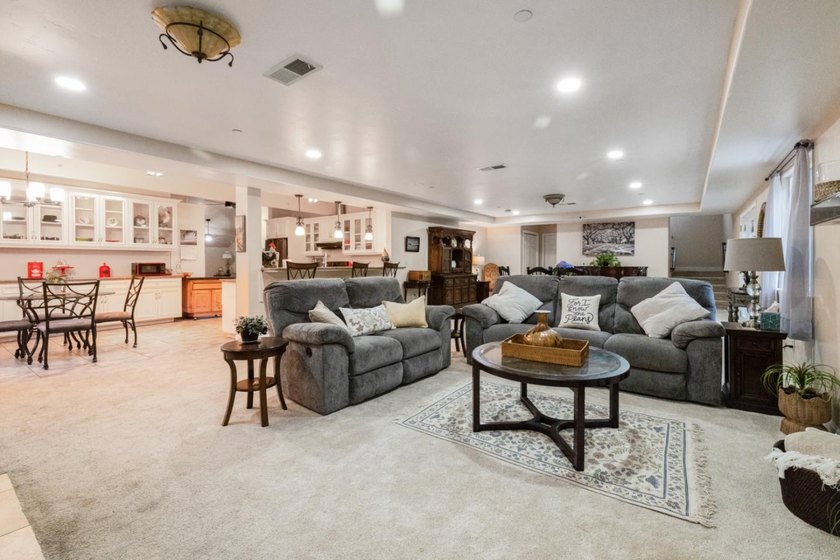 Welcome to this spacious 3-bedroom, 3-bathroom home located in - photo 7