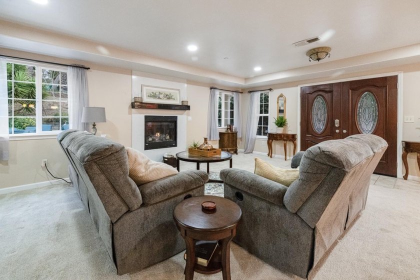 Welcome to this spacious 3-bedroom, 3-bathroom home located in - photo 9