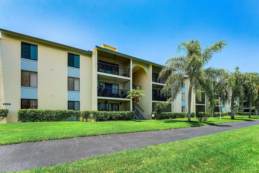Impeccably maintained residence in the gated community of Palm - photo 2