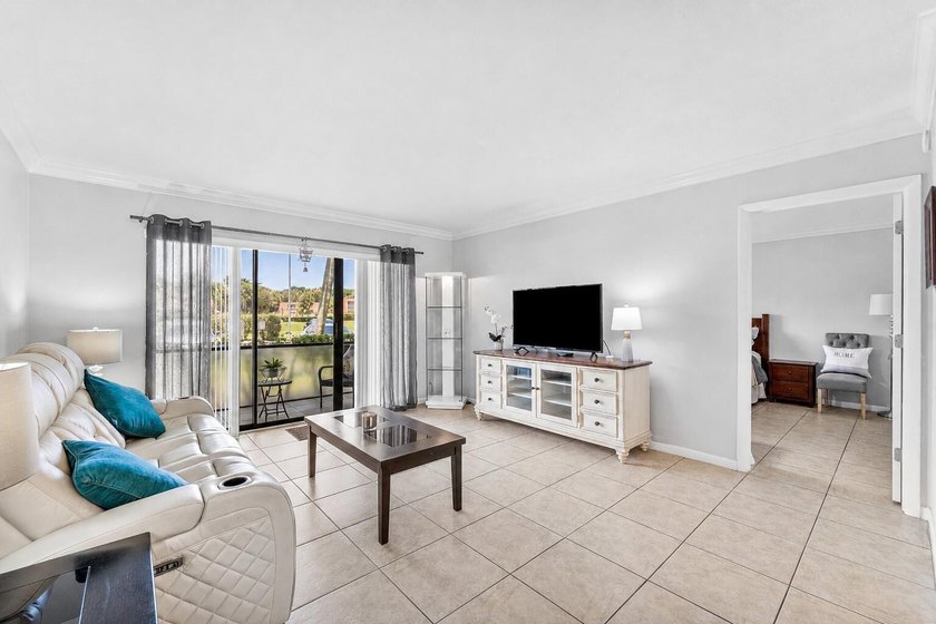 Impeccably maintained residence in the gated community of Palm - photo 6