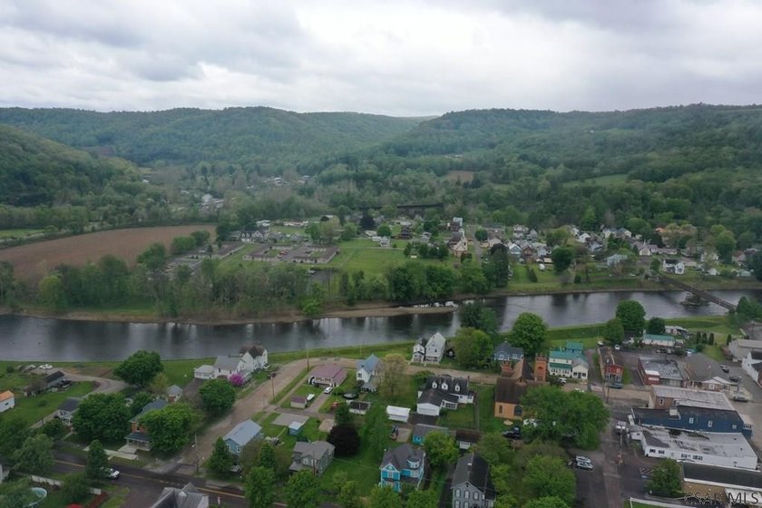 Discover the charm of mountain living in the picturesque borough - photo 8