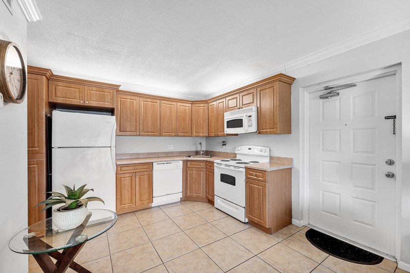 Impeccably maintained residence in the gated community of Palm - photo 9