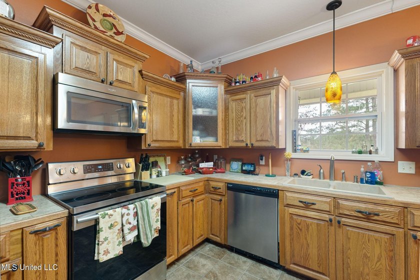 Charming 3-bedroom, 2-bath home situated on a spacious 0.82-acre - photo 14