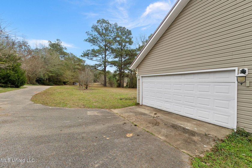 Charming 3-bedroom, 2-bath home situated on a spacious 0.82-acre - photo 23