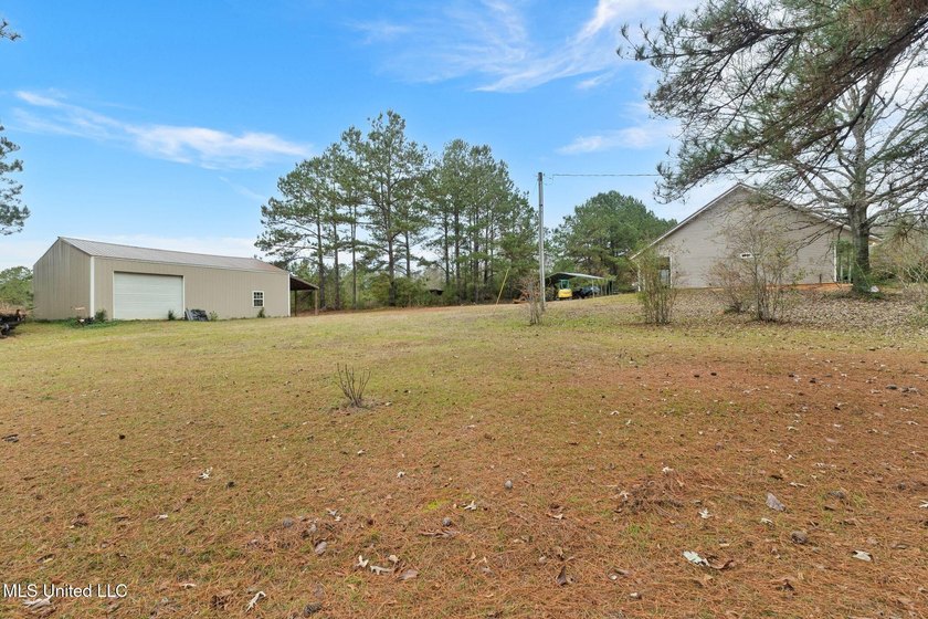 Charming 3-bedroom, 2-bath home situated on a spacious 0.82-acre - photo 28