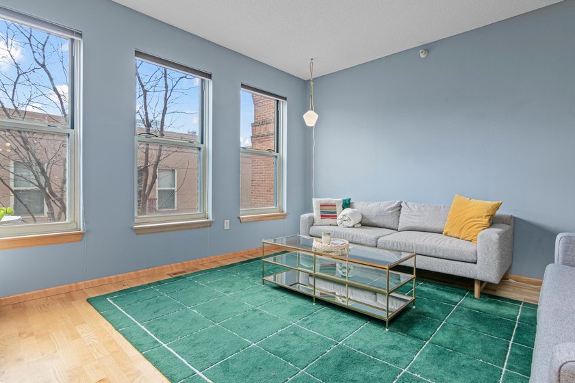 Experience elevated North Loop living in this stunning top-floor - photo 5