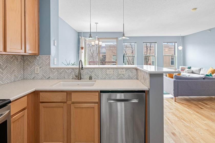 Experience elevated North Loop living in this stunning top-floor - photo 6