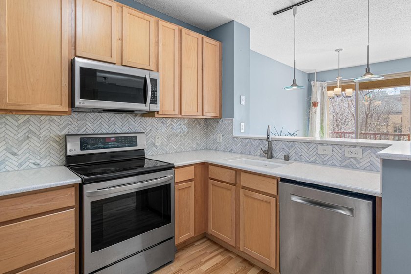 Experience elevated North Loop living in this stunning top-floor - photo 8