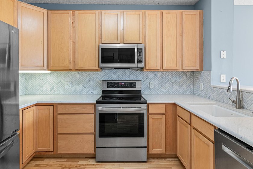 Experience elevated North Loop living in this stunning top-floor - photo 9