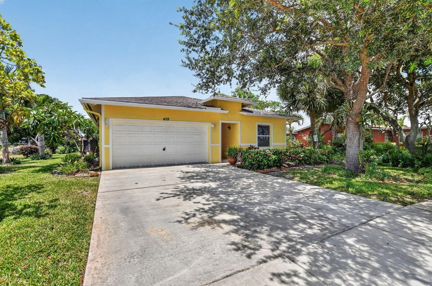 3 Bedroom 2 1/2 bath single family home. Vaulted ceilings - photo 2