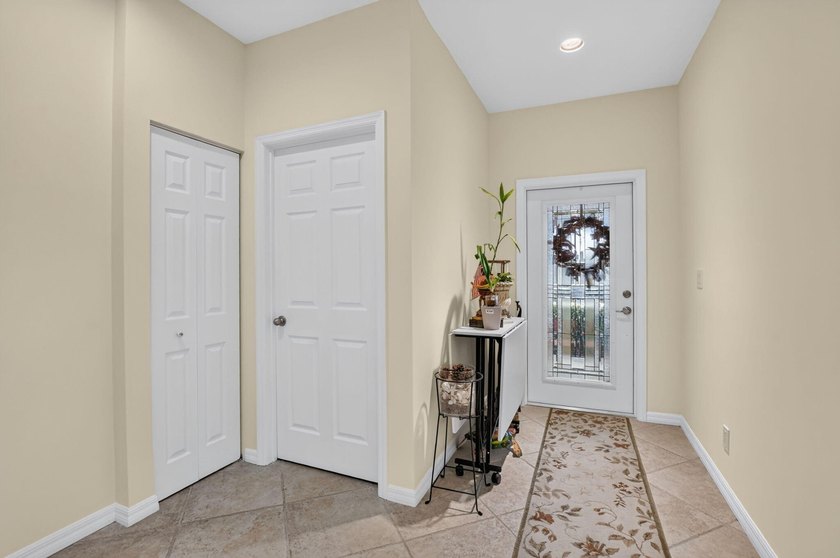 3 Bedroom 2 1/2 bath single family home. Vaulted ceilings - photo 5