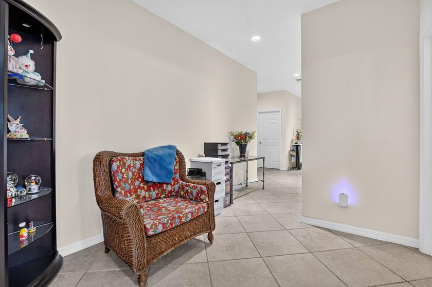 3 Bedroom 2 1/2 bath single family home. Vaulted ceilings - photo 6