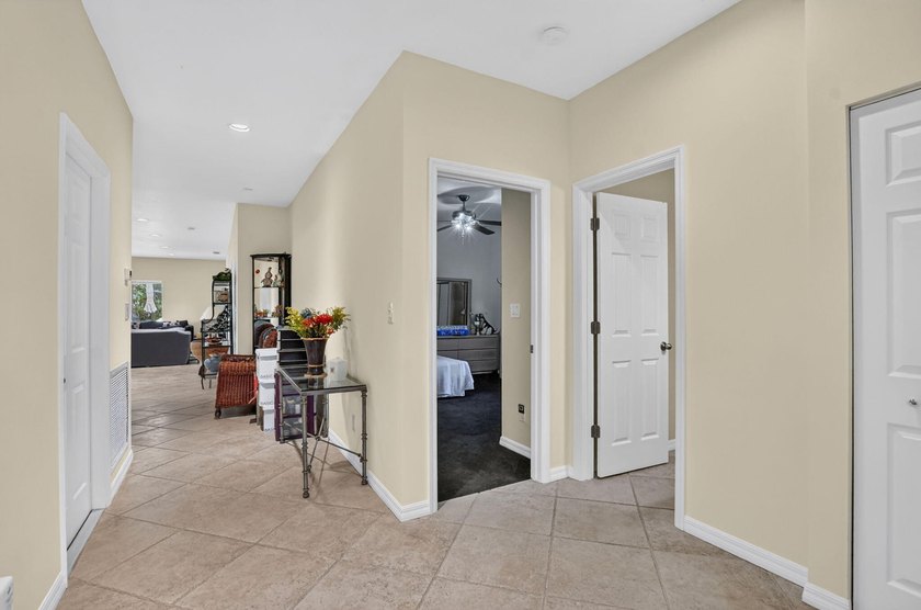 3 Bedroom 2 1/2 bath single family home. Vaulted ceilings - photo 8