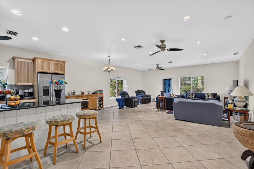 3 Bedroom 2 1/2 bath single family home. Vaulted ceilings - photo 9