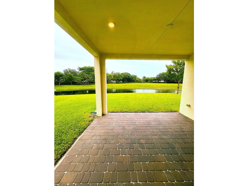 Welcome to this beautifully maintained two-story waterfront home - photo 27