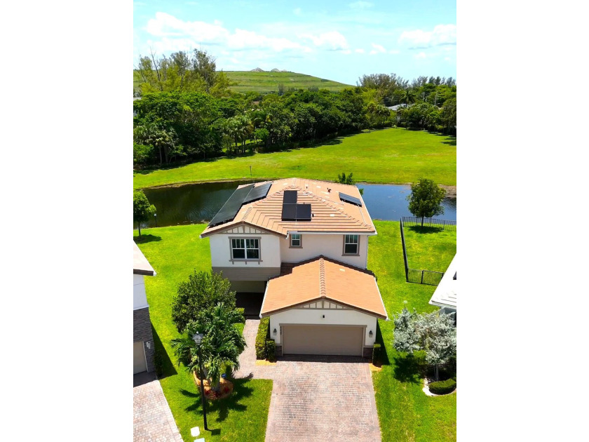 Welcome to this beautifully maintained two-story waterfront home - photo 30