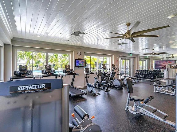 Welcome to this beautifully maintained two-story waterfront home - photo 38