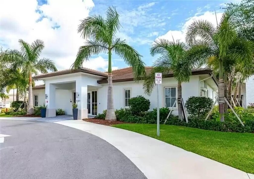 Welcome to this beautifully maintained two-story waterfront home - photo 42