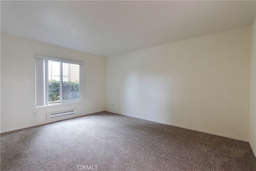 Nicely updated first-floor end-unit offering 3 bedrooms, 2 - photo 14