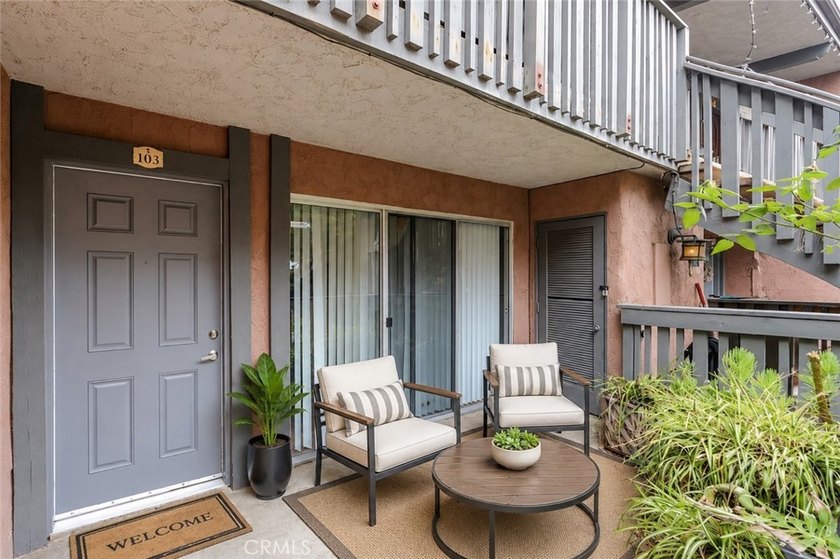 Nicely updated first-floor end-unit offering 3 bedrooms, 2 - photo 18