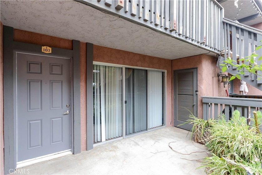 Nicely updated first-floor end-unit offering 3 bedrooms, 2 - photo 19