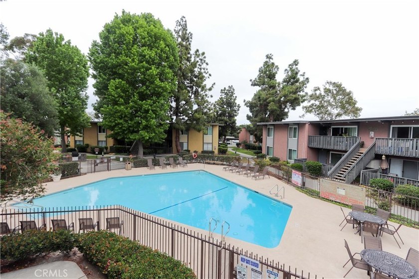 Nicely updated first-floor end-unit offering 3 bedrooms, 2 - photo 20