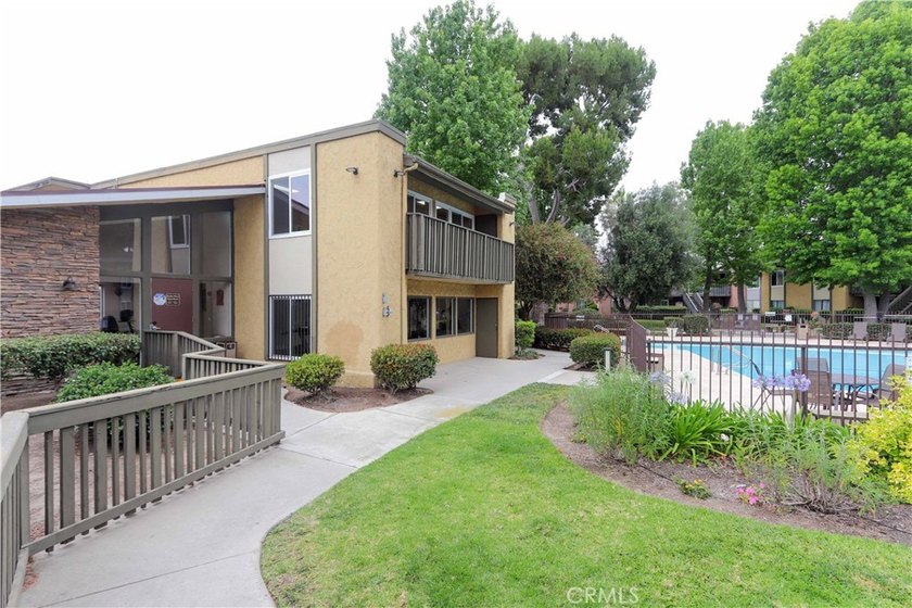 Nicely updated first-floor end-unit offering 3 bedrooms, 2 - photo 23