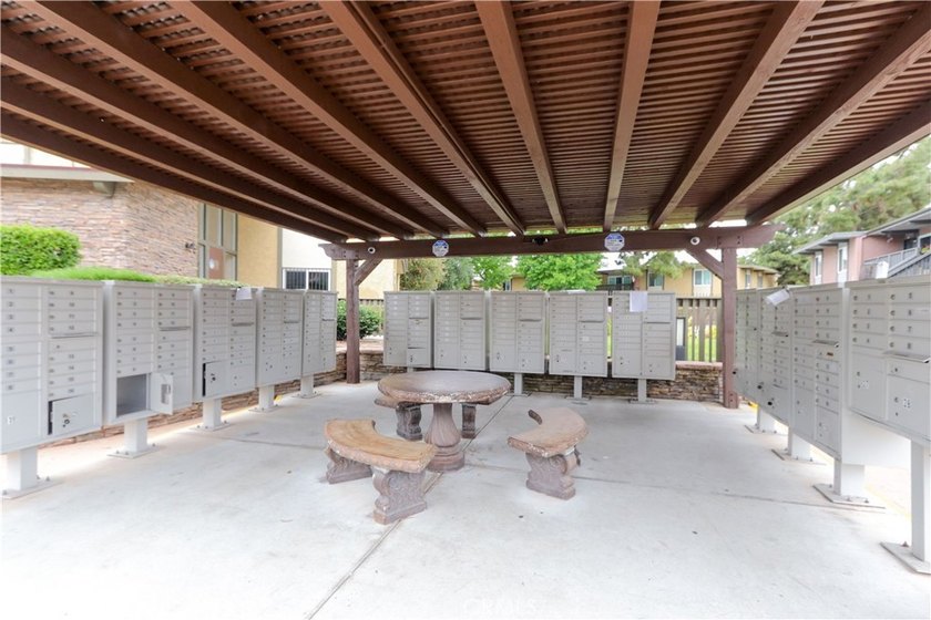 Nicely updated first-floor end-unit offering 3 bedrooms, 2 - photo 24