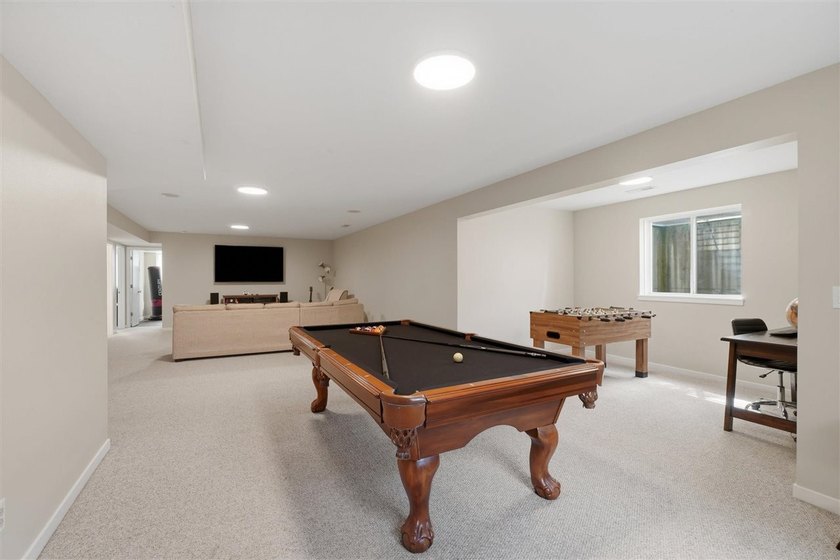 This expansive brick front ranch home exudes curb appeal! - photo 31