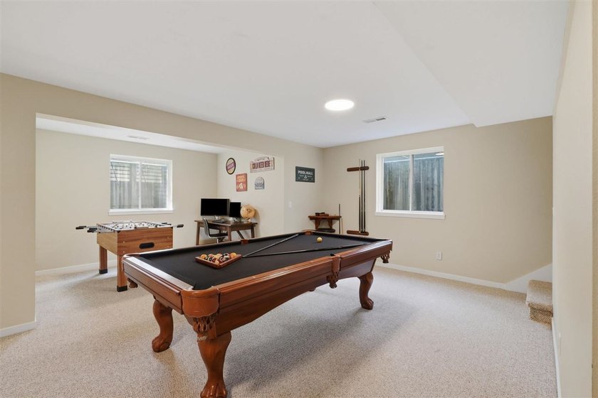 This expansive brick front ranch home exudes curb appeal! - photo 34