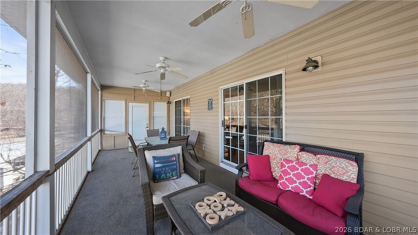 This fully furnished lakefront home is perfect for full-time - photo 38