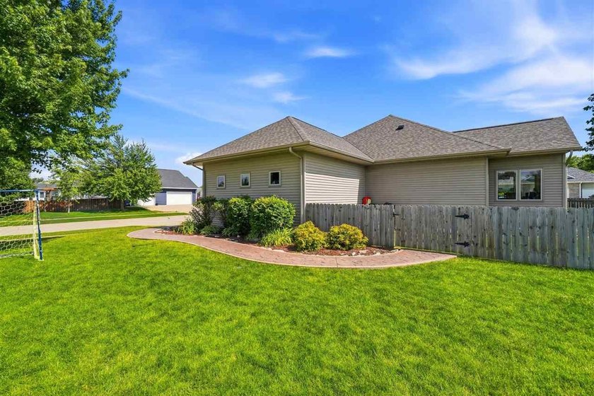 This expansive brick front ranch home exudes curb appeal! - photo 42