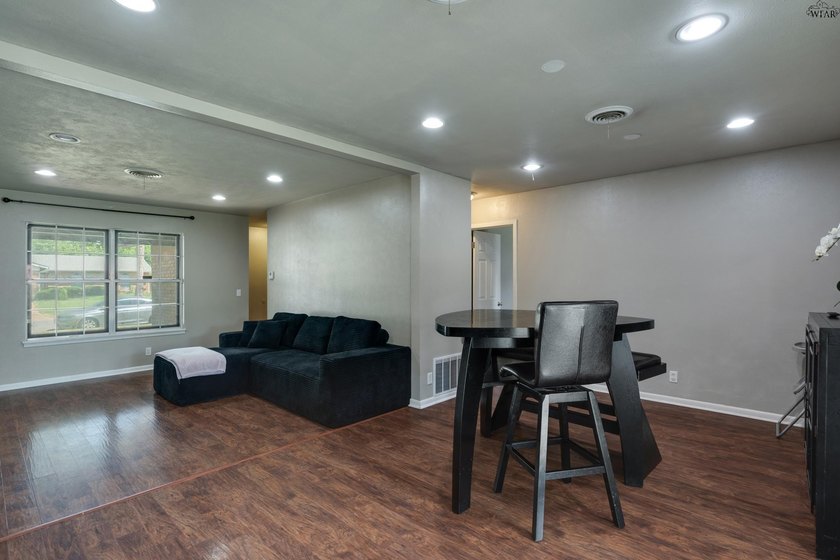 Fantastic 3 bedroom, 2 bath home offering over 1,800 square feet - photo 11