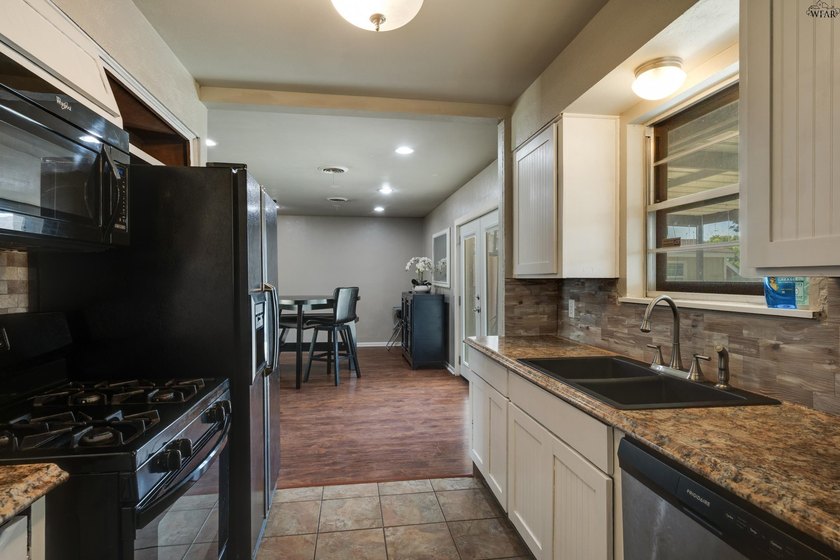 Fantastic 3 bedroom, 2 bath home offering over 1,800 square feet - photo 13