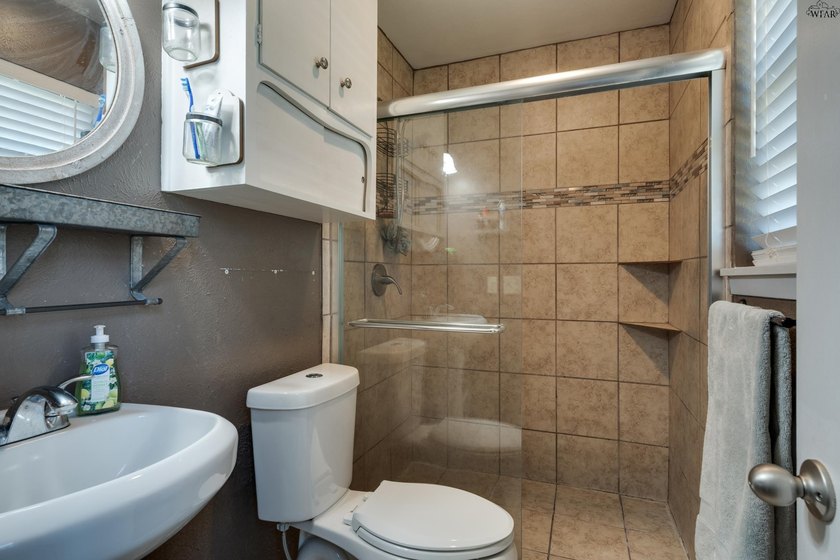 Fantastic 3 bedroom, 2 bath home offering over 1,800 square feet - photo 17