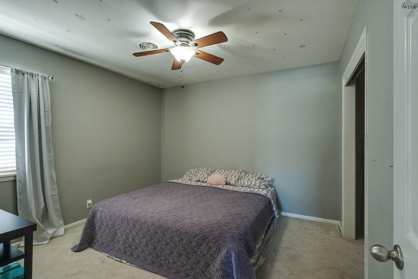 Fantastic 3 bedroom, 2 bath home offering over 1,800 square feet - photo 20
