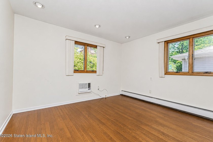 Exceptional Value in Lower Todt Hill! Welcome to this - photo 21