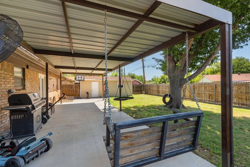 Fantastic 3 bedroom, 2 bath home offering over 1,800 square feet - photo 28