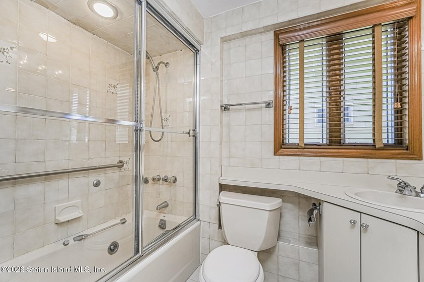 Exceptional Value in Lower Todt Hill! Welcome to this - photo 34