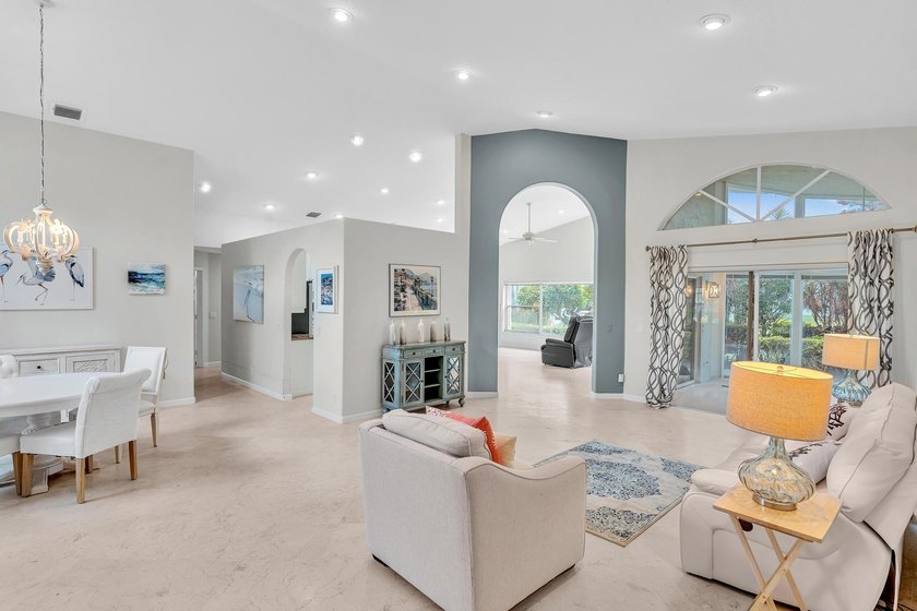 Gorgeous 3BR/2.5BA Mediterranean with panoramic full lake views - photo 8