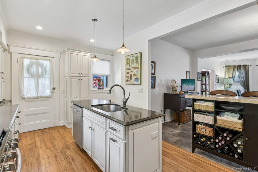 GRACIOUS, CHARMING &amp; ALL DONE! Wonderful Huntington Village - photo 12
